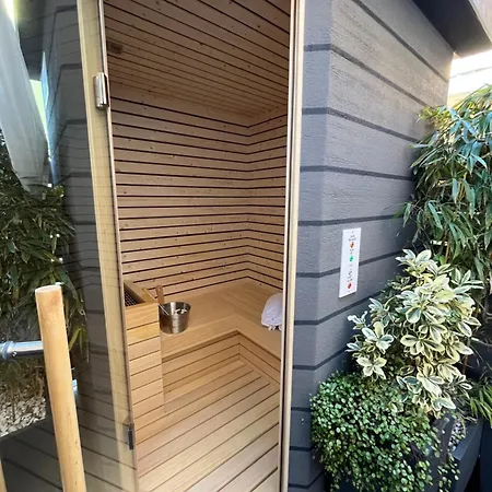 Frühstückspension Sea Garden Apartments&rooms 4*